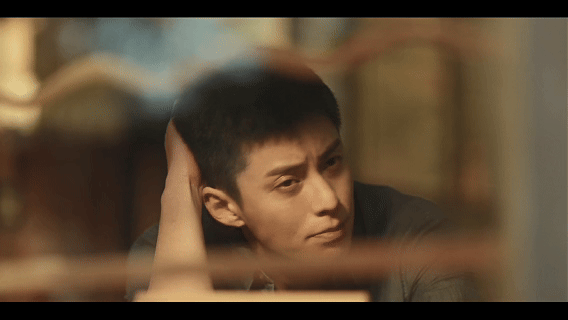 潘粤明正是带保温杯的年纪看潘老师揣着保温杯查案，真是又接地气又心酸。人到中年不得