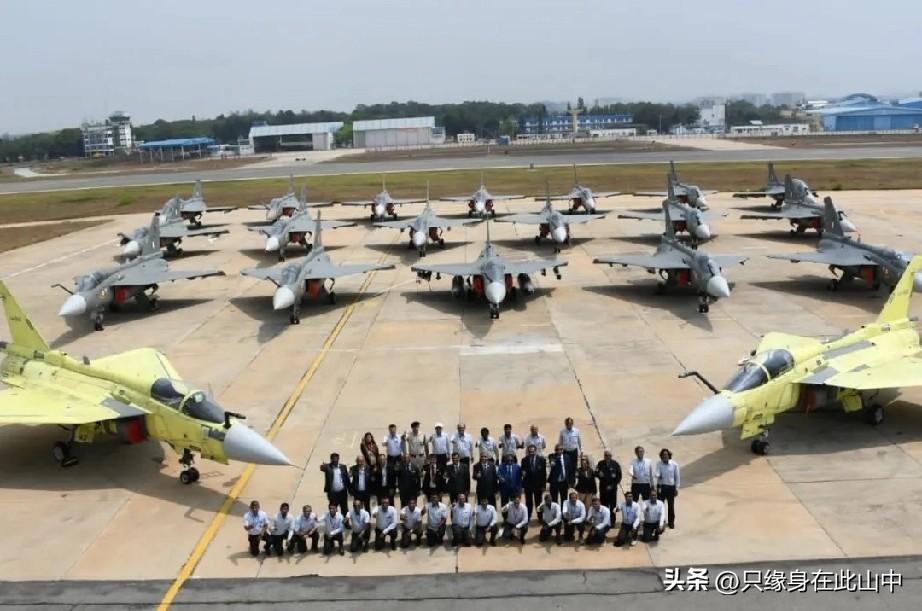 转着圈的丢人

震撼人心的【图1】展现了印度日益壮大的LCA“光辉”战斗机机队的