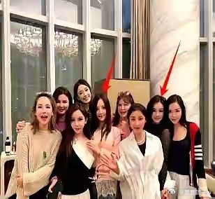 李小璐离婚六年变化真大。以前身边都是刘芸霍思燕这些大明星姐妹。现在聚会全是网红脸