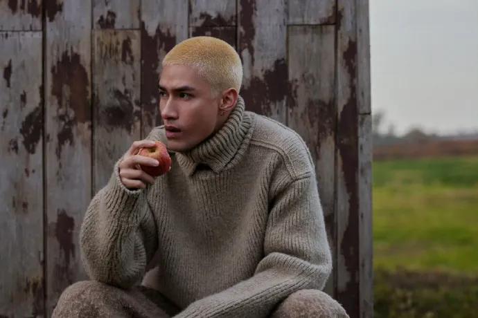 #米卡驾驶座拍大片##米卡荒野啃苹果#@米卡MIKA 秋日荒野大片释出，往驾驶座