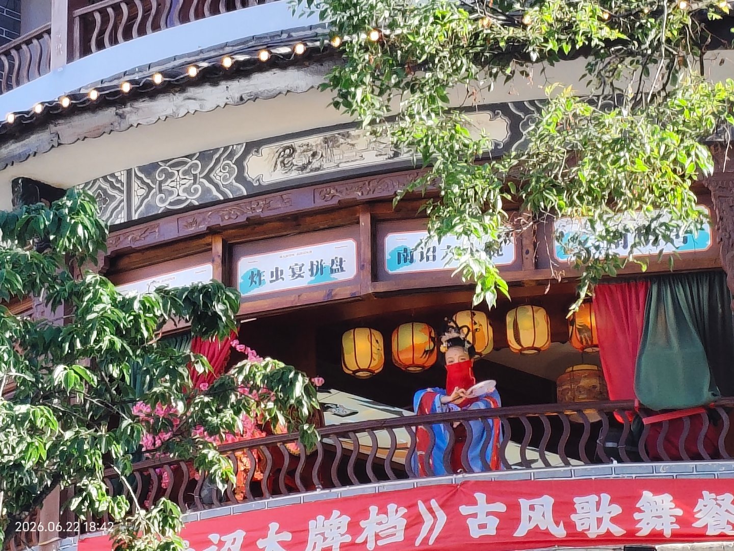 美女跳舞哎