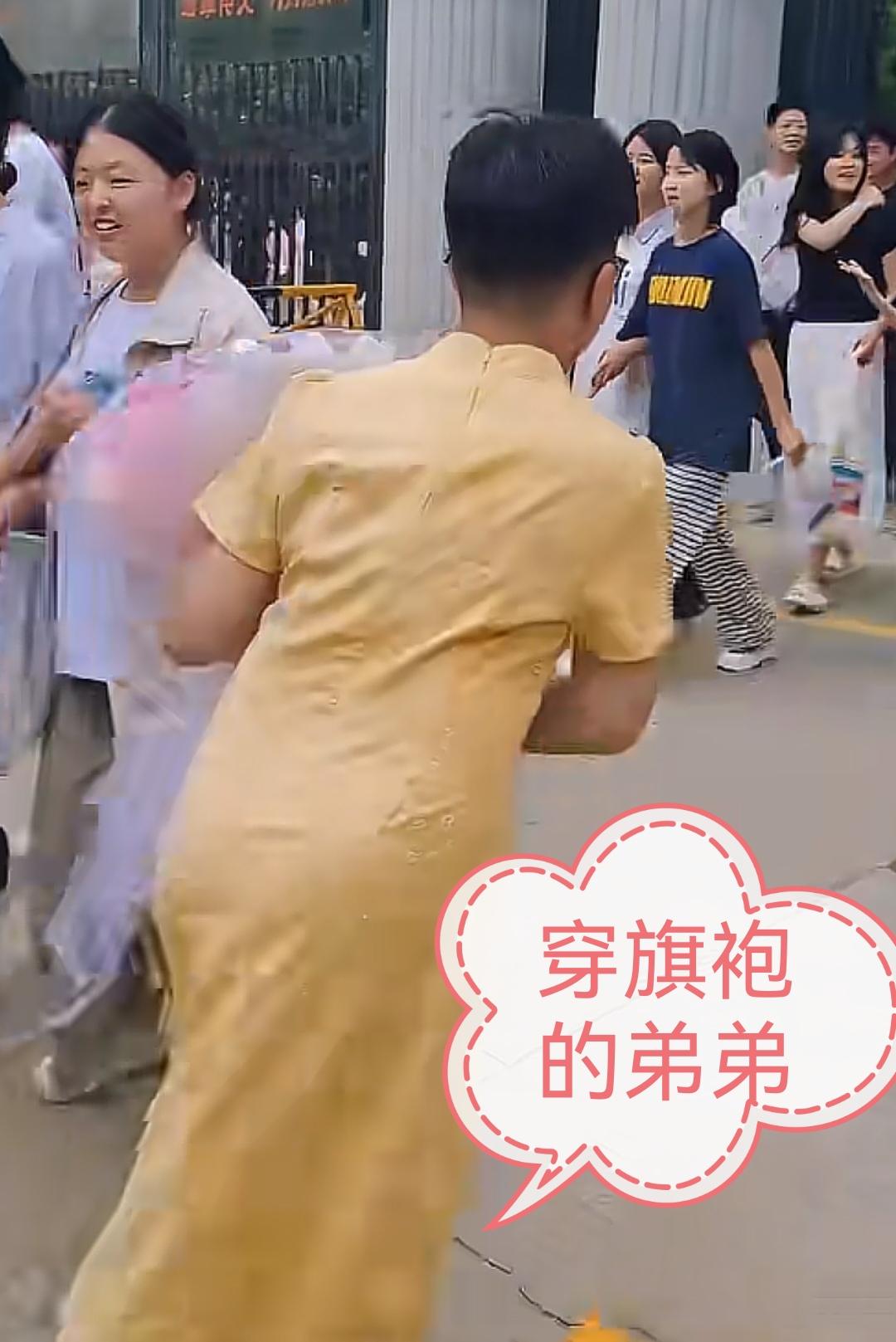 弟弟穿上旗袍比爸爸们穿旗袍好看多了
有个贴心的弟弟真好，河南一八岁男孩，在姐姐准