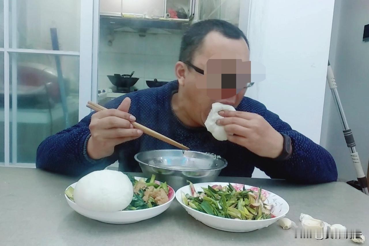 上海，48岁男子在家吃饭时被馒头噎死，家属给男子办理完后事后，想起来曾经给男子买