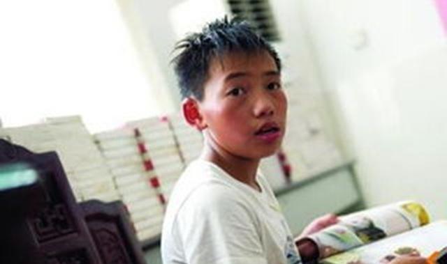 “顽强孤儿”杨六斤：爸早逝，妈“抛弃”，靠吃草在深山顽强生存
杨六斤2000年3