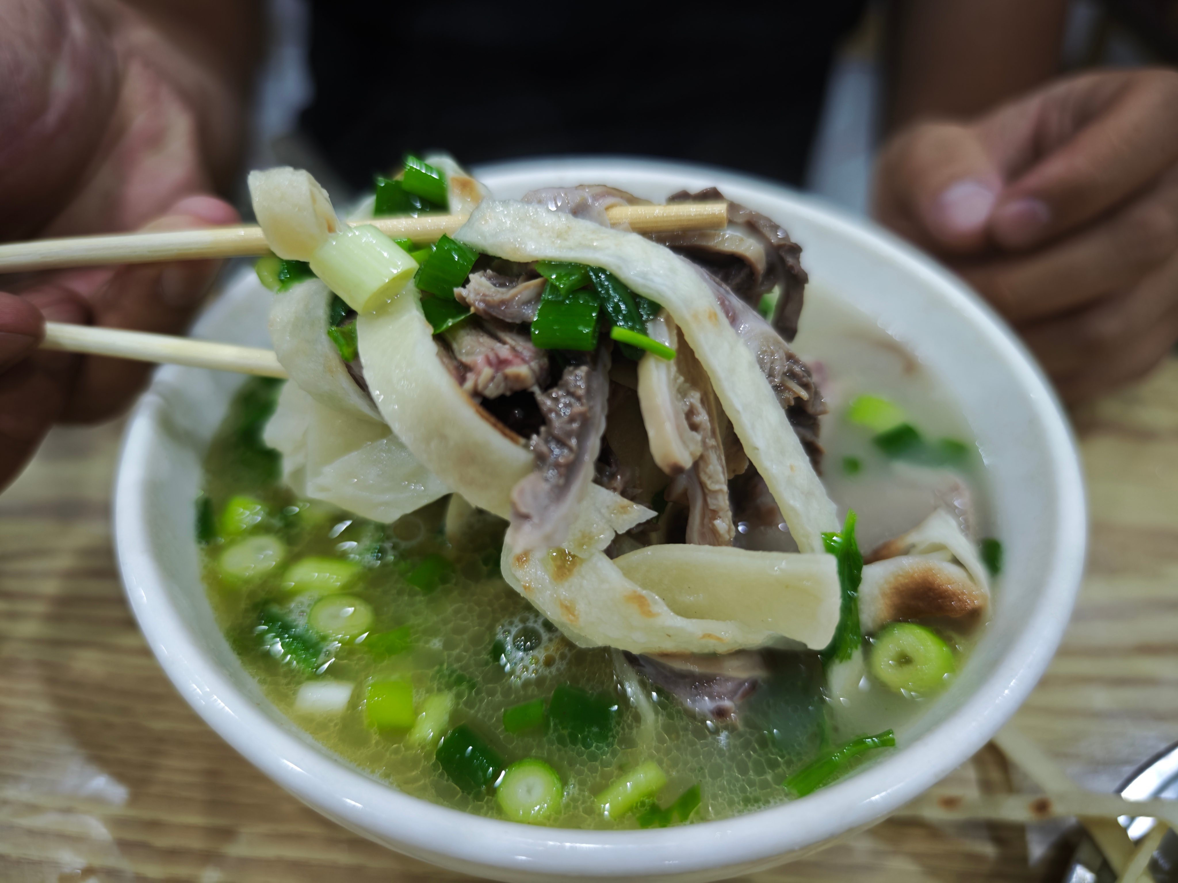 洛阳牛肉汤，不错呀！图1这一碗20块 饼丝随便加看下图4的菜单，性价比还可以吧 