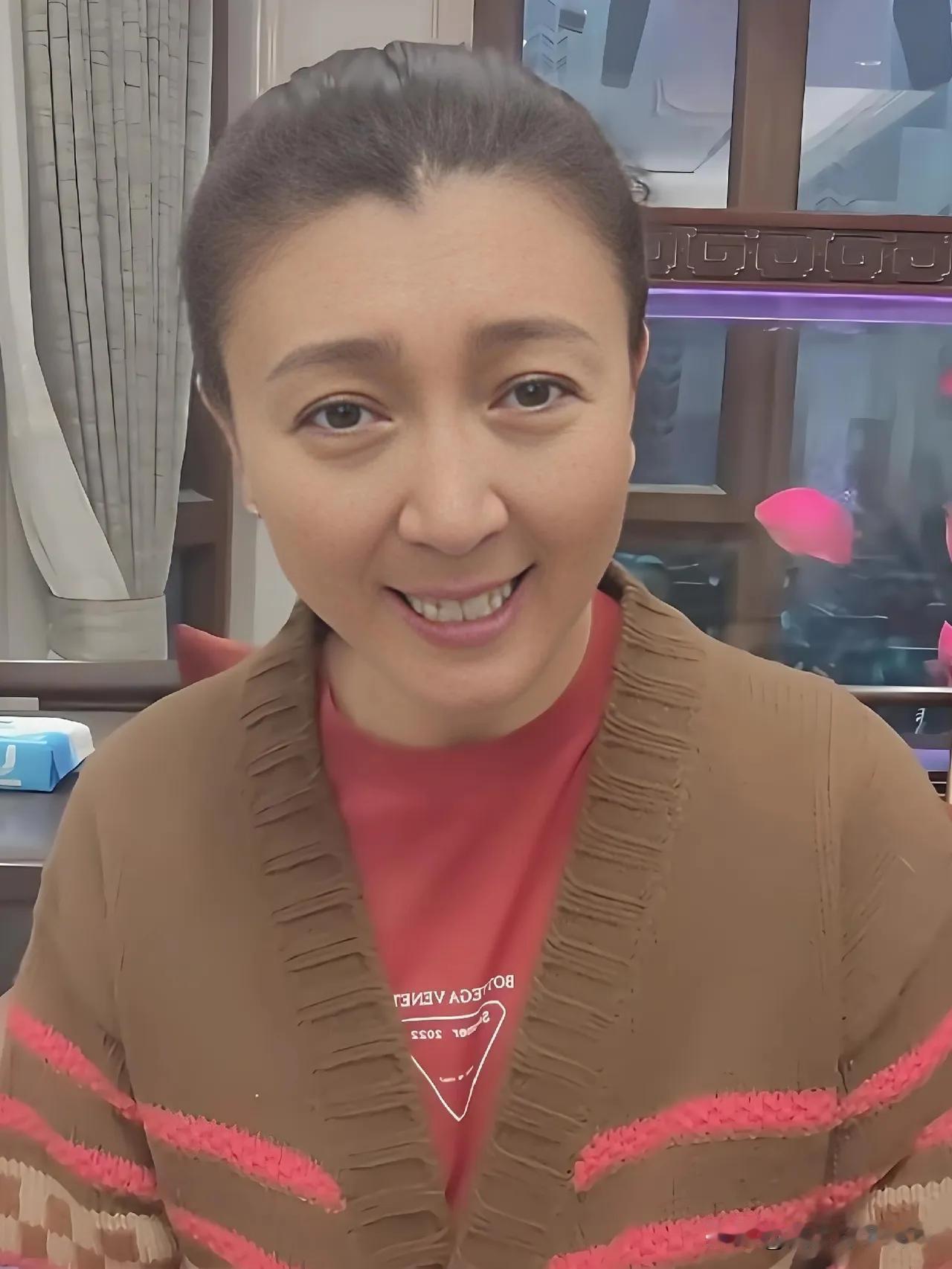 果然明星的消费不是谁都能比的，
我姐在奢侈品店上班
看到闫学晶新年第一天给粉丝拜