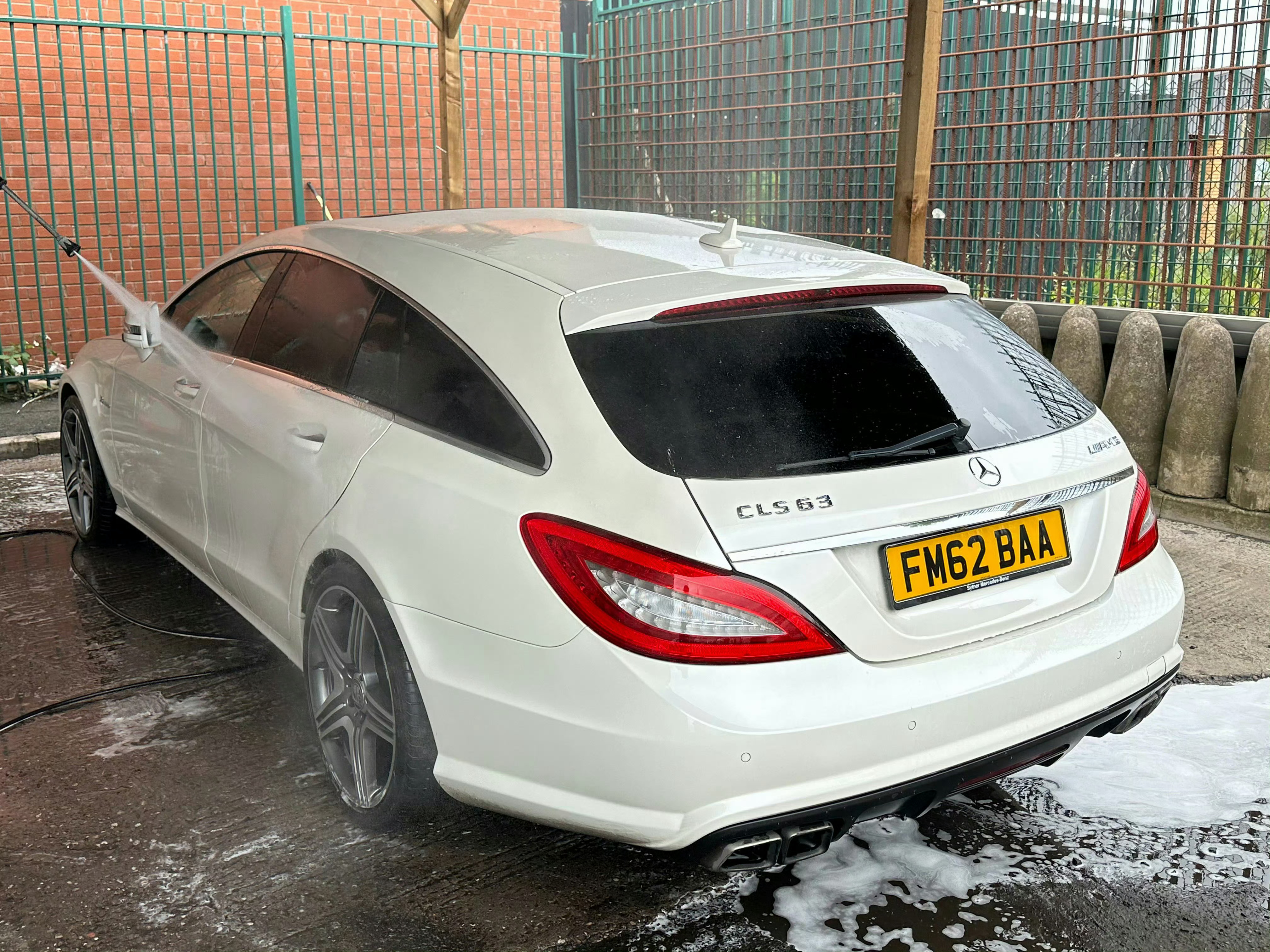 大冬天洗车，一边洗水一边结冻