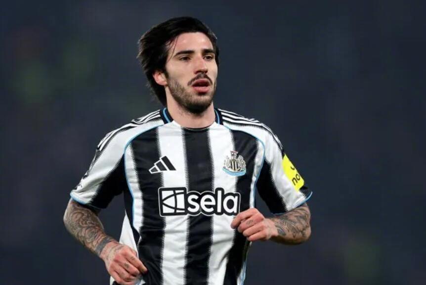 据记者莫雷托报道，曼联将托纳利视为中场引援首选目标。莫雷托指出，曼联中场引援名单