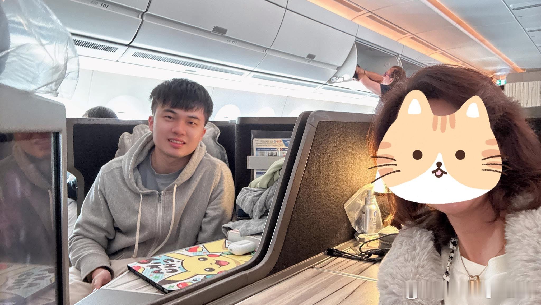 今天在飞机上被偶遇的林昀儒合影📸（cr:张惠伶） 