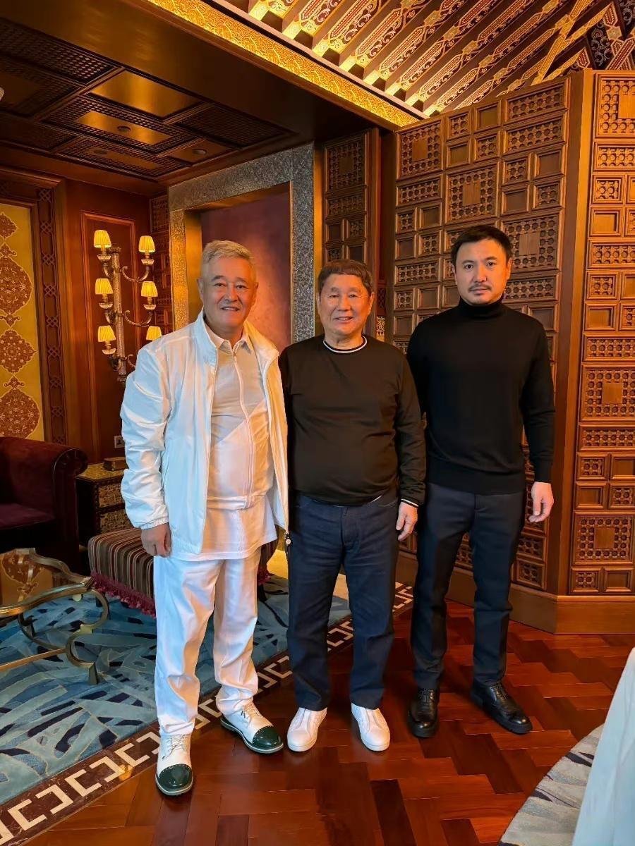 沈腾与喜剧大咖赵本山、北野武昔日合影沈腾与赵本山、北野武同框旧照，2024年，三