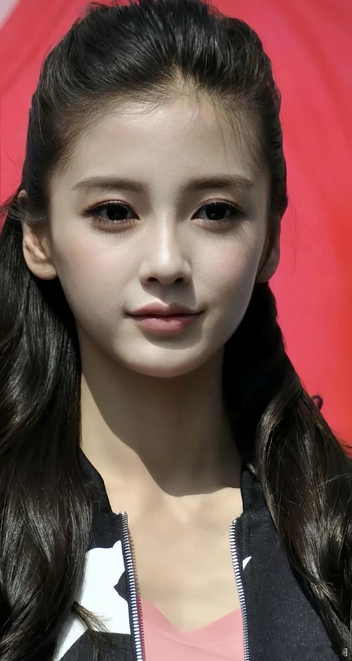Angelababy 于顶光之下，美得动人心魄。肌肤似雪，眼眸含星，气质超凡，仿