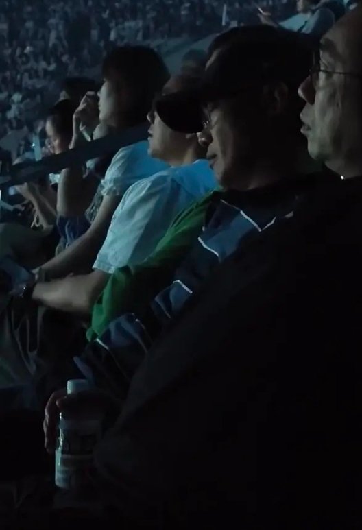 陈奕迅看睡着了陈奕迅被拍到在单依纯演唱会睡着陈奕迅被拍到在单依纯演唱会睡着 