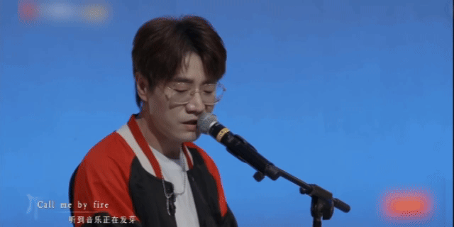 王铮亮唱歌时的表情管理过于权威 不得不说，王铮亮舞台表现一直很稳。这次高音依旧惊
