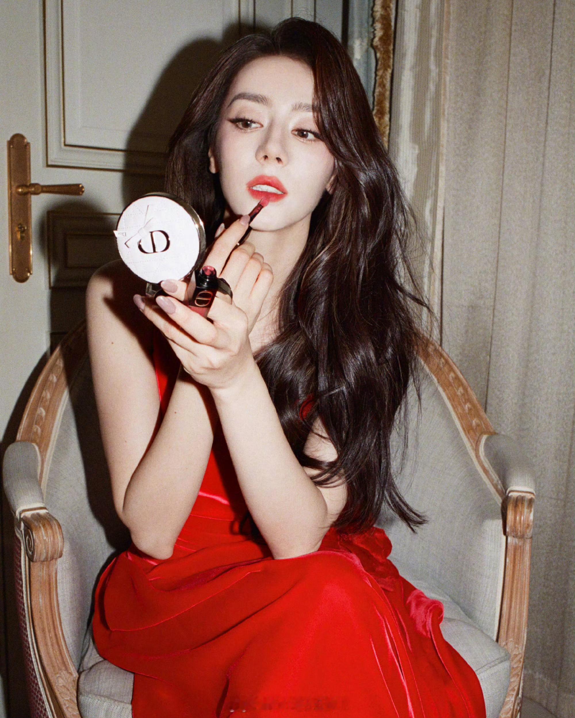 哇哦，Dior全球品牌大使迪丽热巴身穿Dior 2027早春超季系列出席大秀太美
