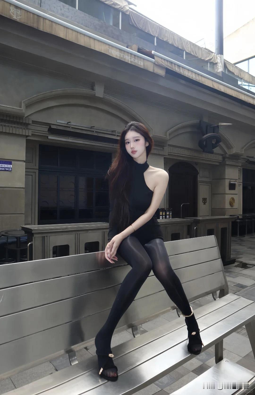 都市时尚女孩，黑衣黑裤，优雅姿态，都市风情。
