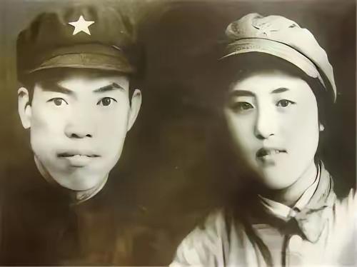 1948年，37岁军长梁兴初在前线成了鳏夫，政委把21岁女护士调到他身边：你的任