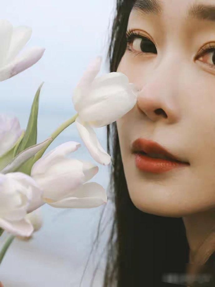 宋轶晒出海边游玩照，身着紫色吊带裙，身姿轻盈，笑容灿烂，于海边惬意享受美好时光。