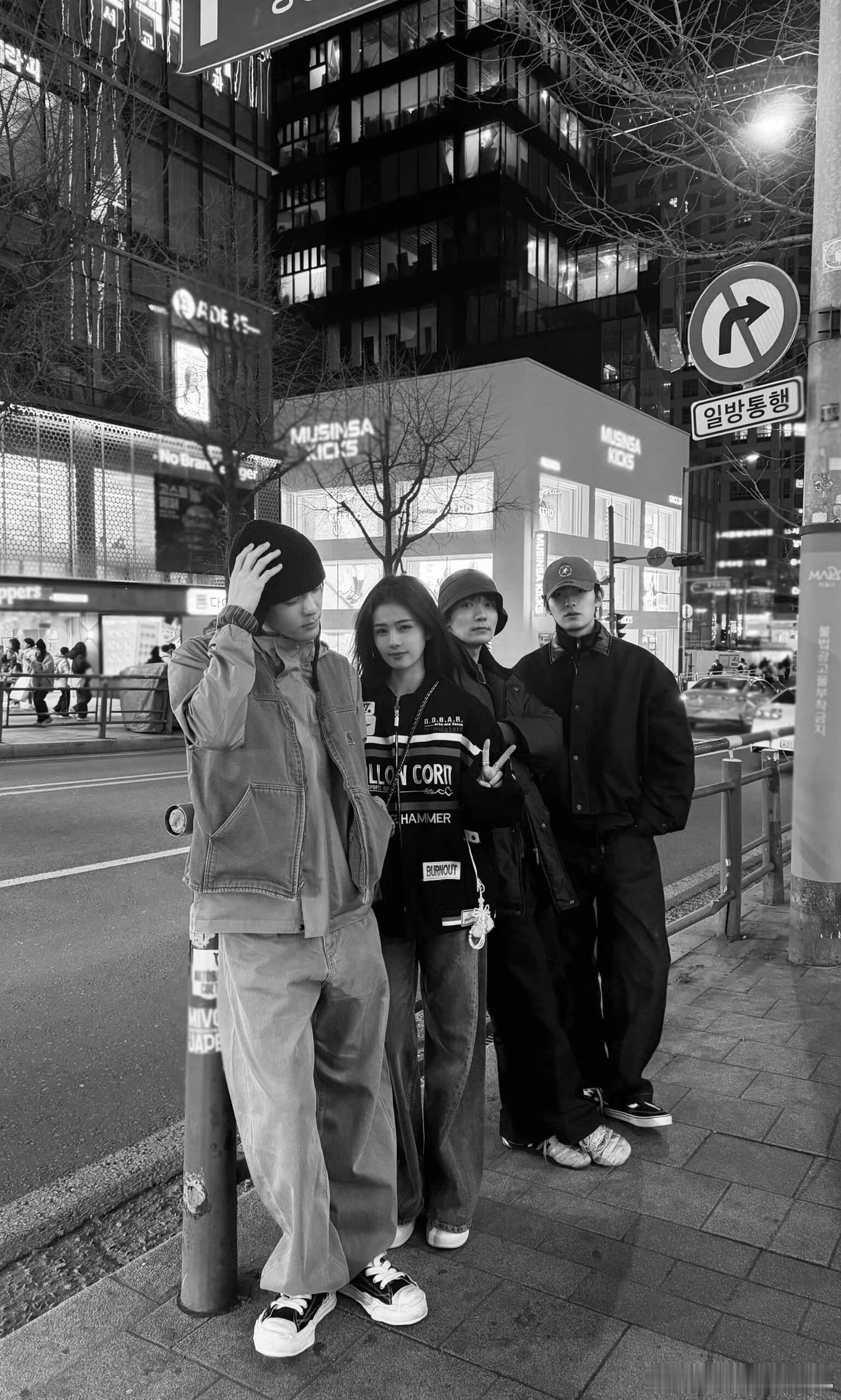 哥姐几个组团出去玩了 