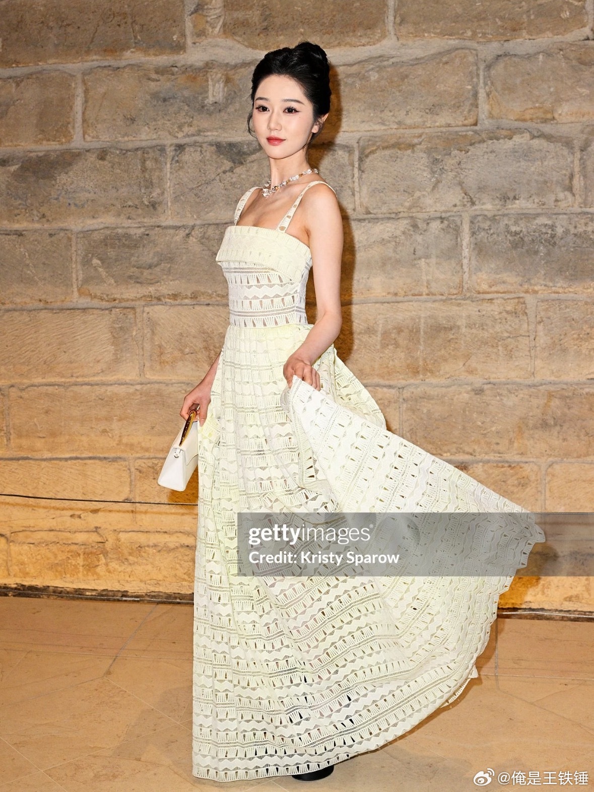 外媒镜头下的岳雨婷状态比纪梵希好一点。但还是不得不感叹，有这种心态岳雨婷你不成功