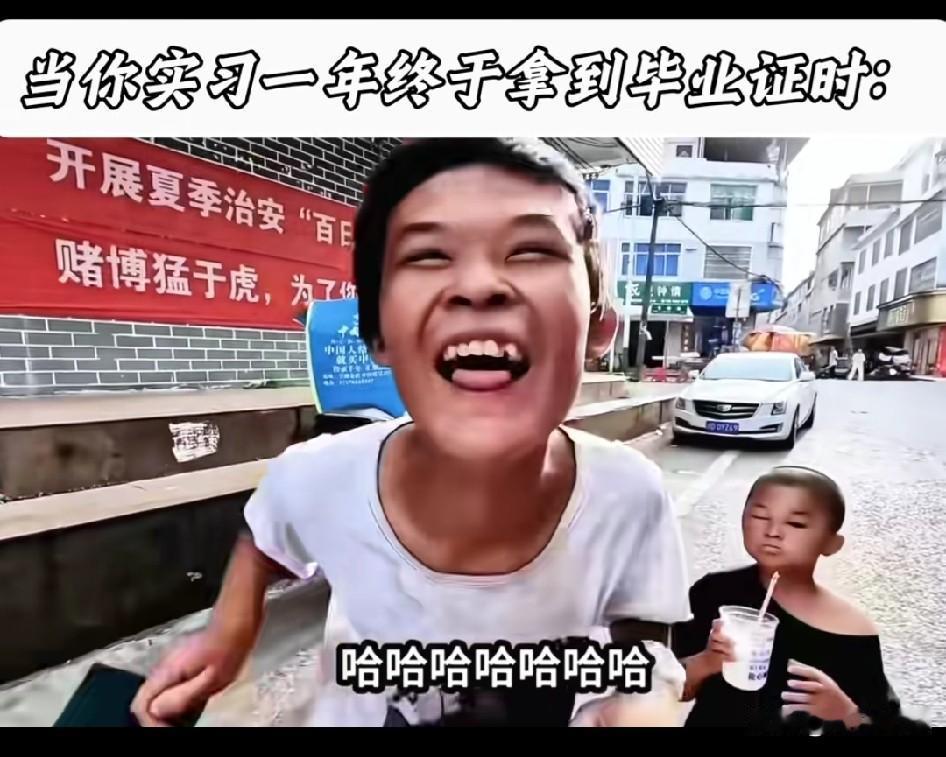 为什么说《勇次郎的夏天》是百年影史最佳纪录片之一。范小勇毕业时的这种开心程度一镜