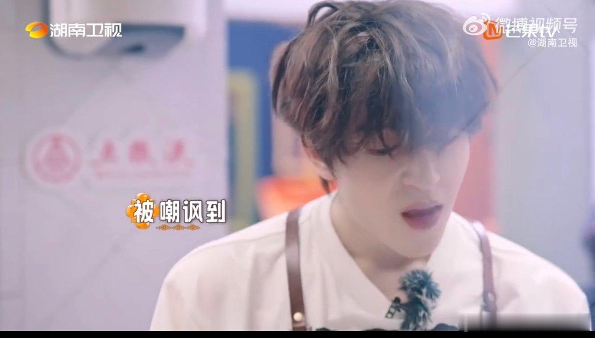 翟潇闻我的下颌线比刀锋利尹浩宇正是爱臭屁的年纪 本来是剁饺子馅儿的温馨场面，被小