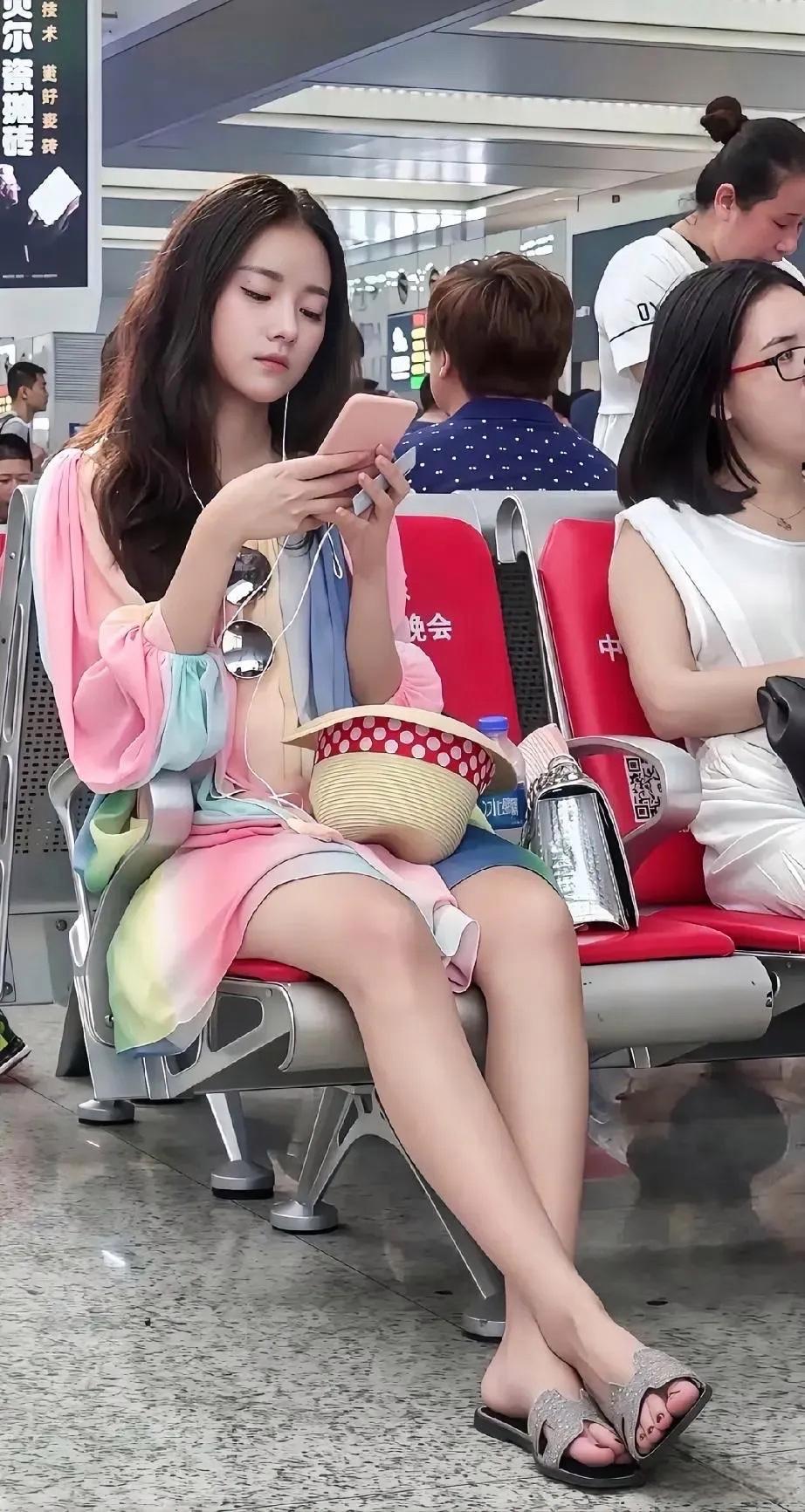 候车室拍到的这位女孩的手机为何没有摄像头？