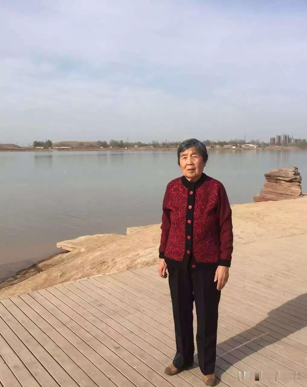 我妈视力不太好，看眼科说是白内障。
我说：做手术就能恢复正常。
她举例说：***