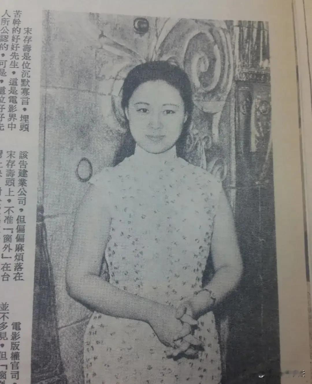 年轻时的琼瑶和平鑫涛还蛮有夫妻相的，大概是相似的人会相互吸引吧，不知怎么的，后来