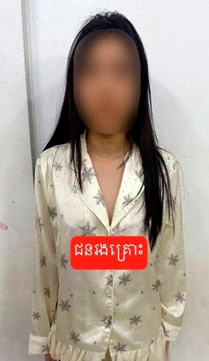 你敢信吗？
接她的，是一辆迈巴赫。黑色的，锃亮，就是那种电影里大佬才坐的车。
下