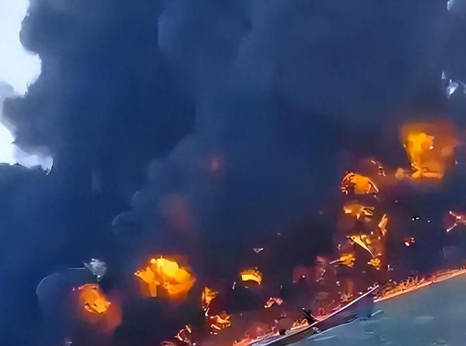 23日凌晨，乌克兰袭击了普里莫尔斯克港，受损状况初步统计，至少2个5万立方米级储