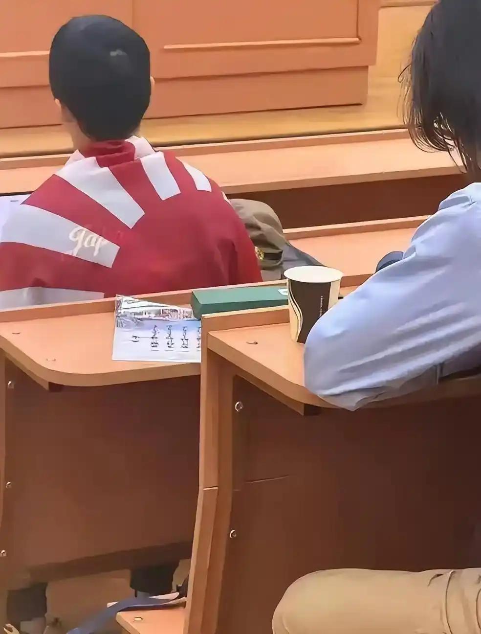 莫斯科国立大学学历史的留学生陈宇昕居然还是南京的！他居然在课堂上身披旭日旗，课桌
