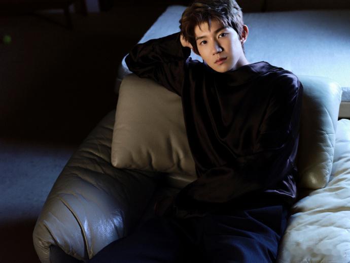 #王源缎面高领上衣#王源在24岁生日大片中身着缎面高领上衣，宛如贵族王子。缎面的