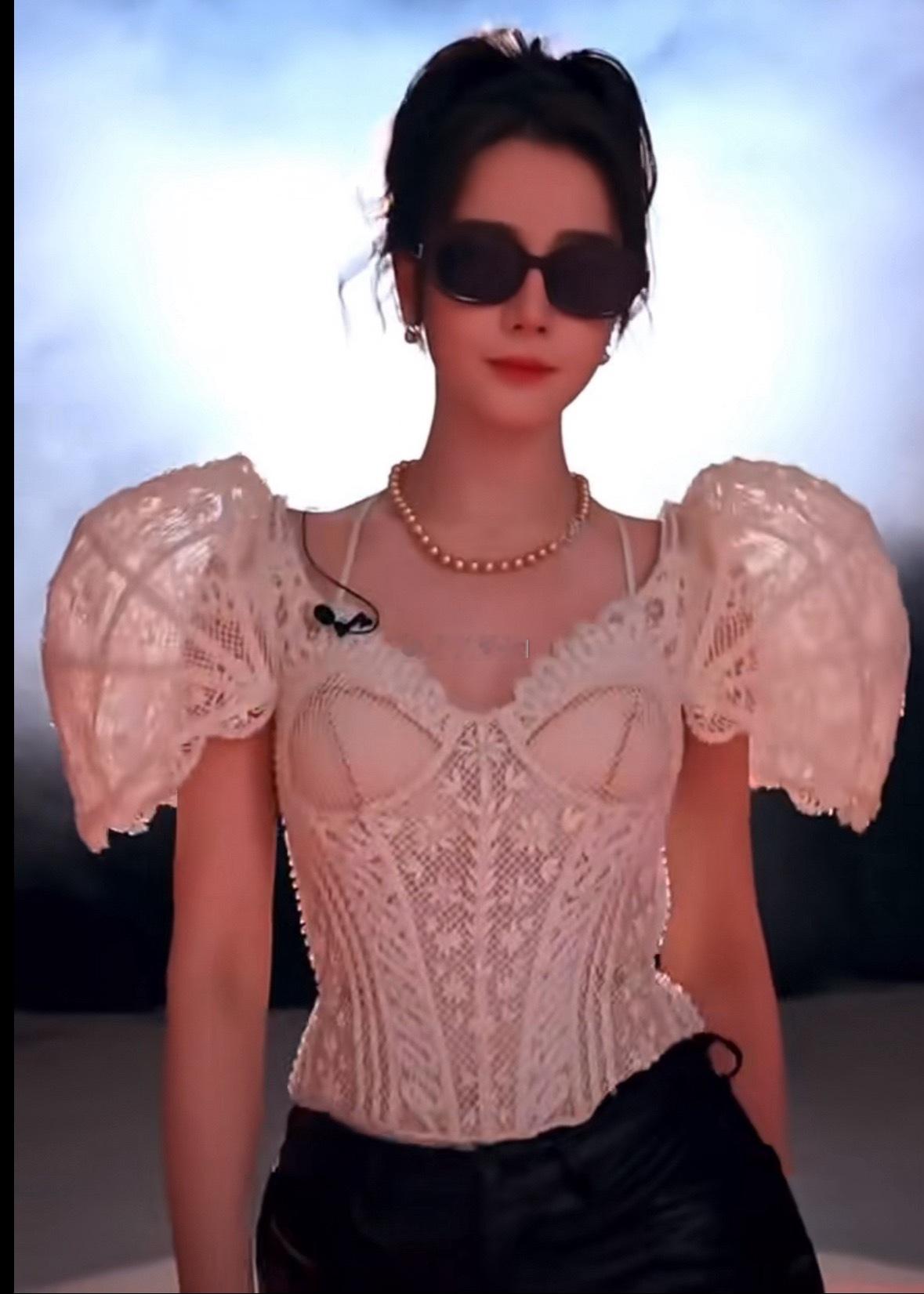 造型师是闵塔鲨，衣服是高定，挺好的啊迪丽热巴工作室 审美