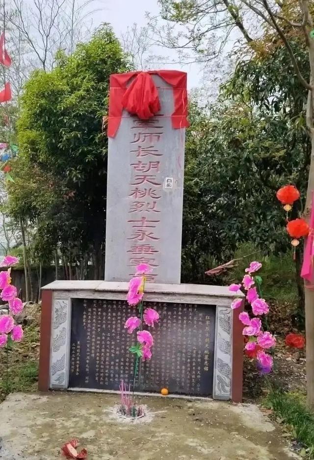 1935年，王耀武得知手下俘虏了一个红军师长，兴冲冲的跑过去准备审讯，可当他看到