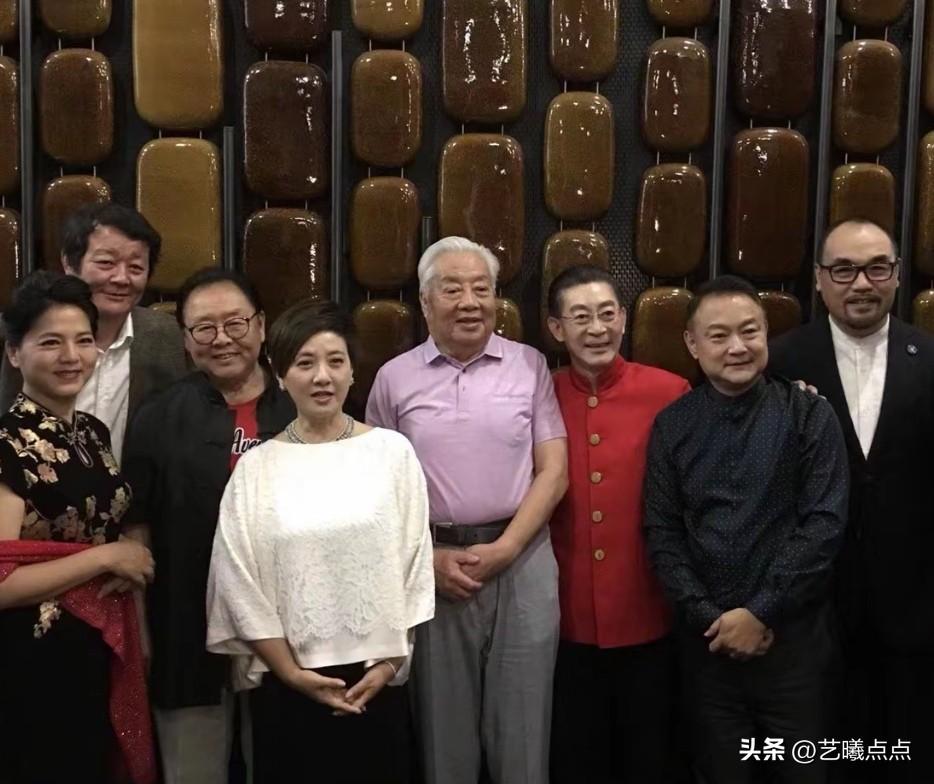 三位《西游记》演员，三位《红楼梦》演员。
这阵容里还藏着一个彩蛋——还有一位也是