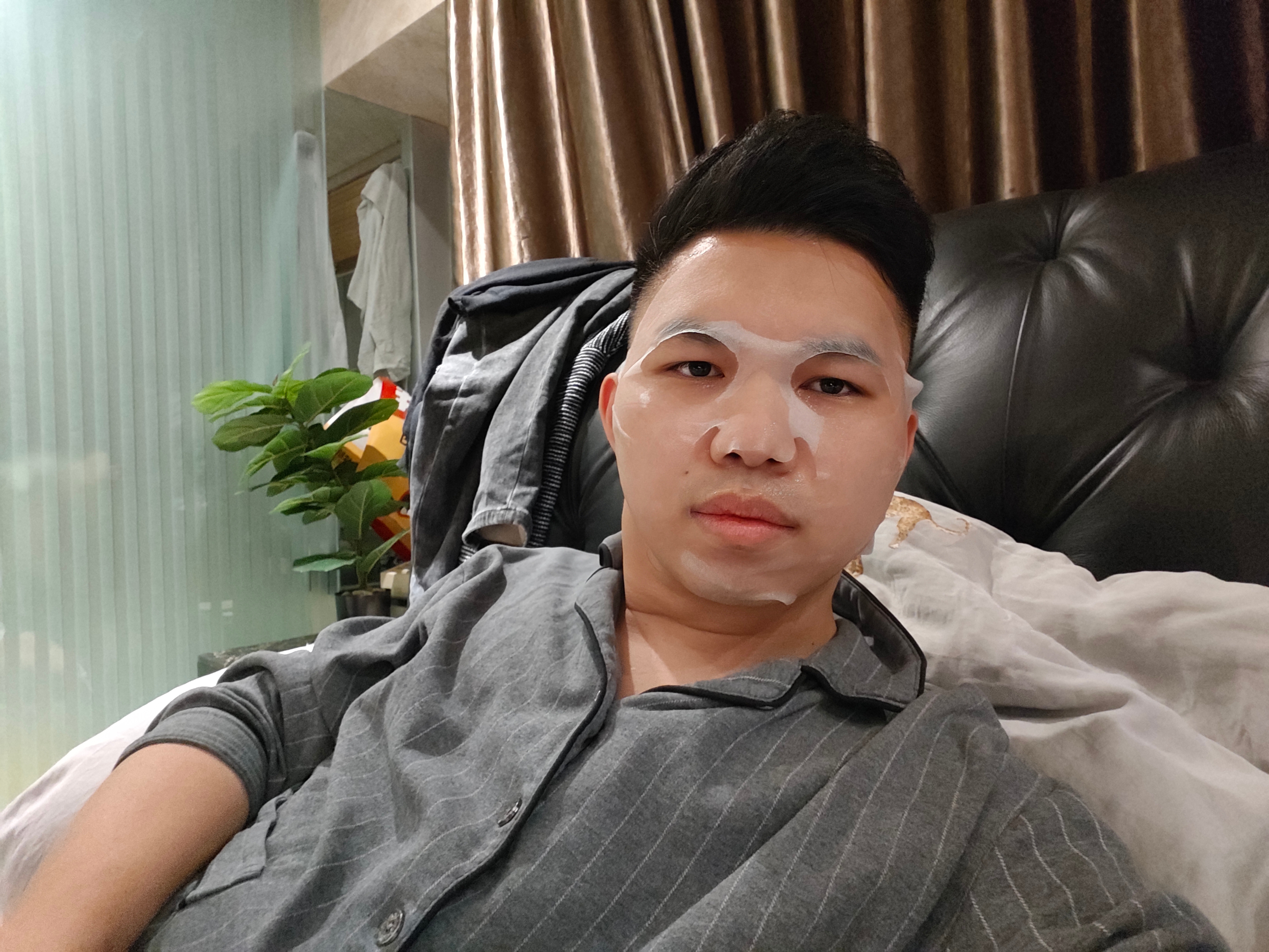 冬天脸太干燥了，老婆看到了很心疼，直接给我买了蒂佳婷蓝药丸面膜，你们有这么好的老