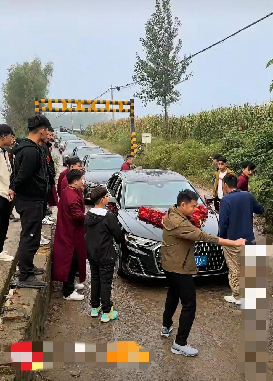 国庆节当天，山东某地，两队婚车碰头互不相让等了两个小时，俗话说婚车不能倒退，这局