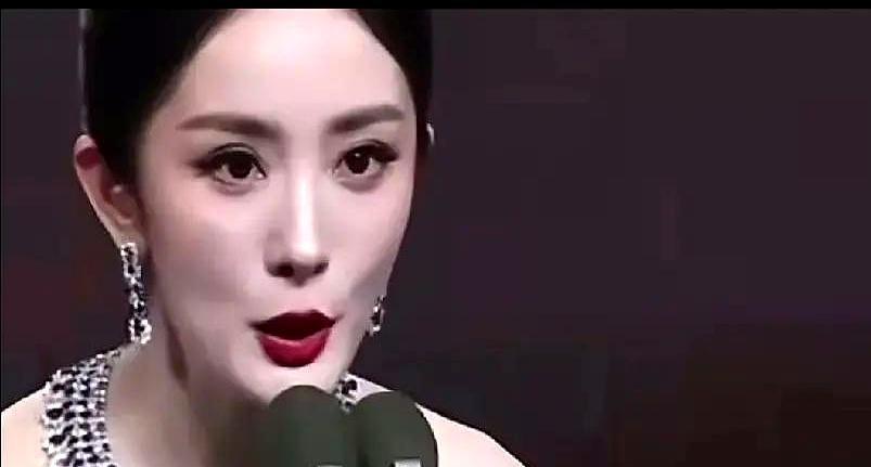 话筒突然哑了，台下几千人指着鼻子骂他耍大牌，喊退票。
主办方两手一摊，说是设备旧