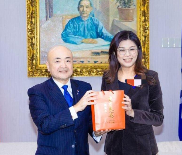 国民党主席郑丽文于7月31日上午前往日本台湾交流协会，以个人名义捐赠100万元新