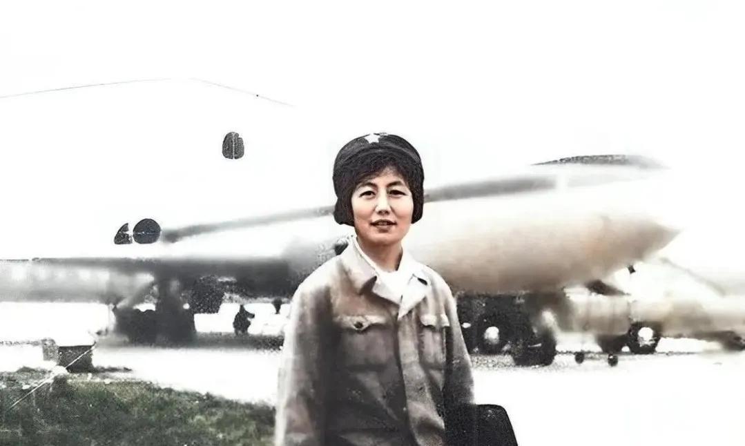 1982年女飞行员刘晓连，驾驶飞机爬升至700米时，突然被一架歼击机撞击，伴随一