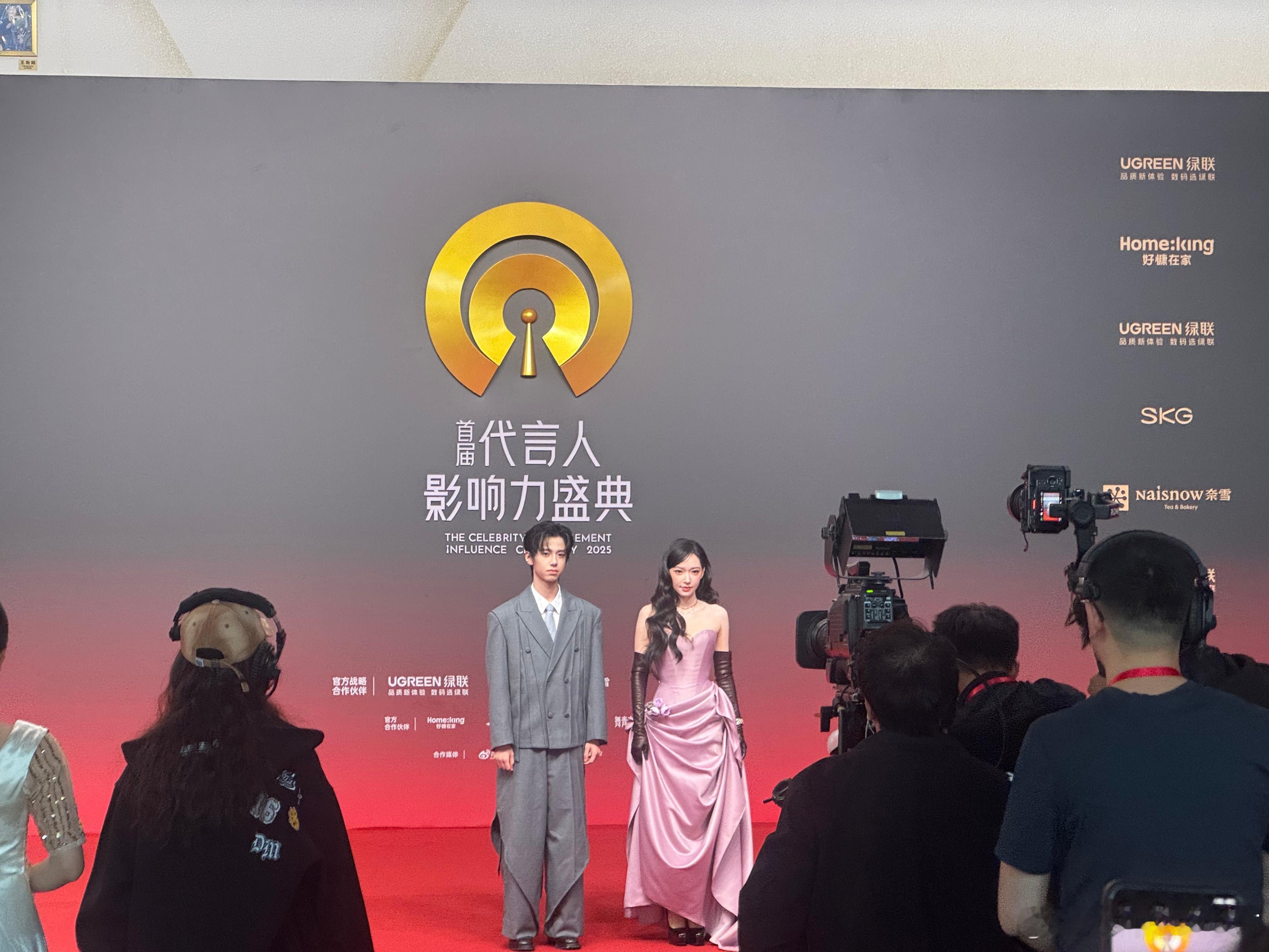 首届代言人影响力盛典卢昱晓程潇红毯生图 生图状态绝了！卢昱晓自带仙气又不失高贵，