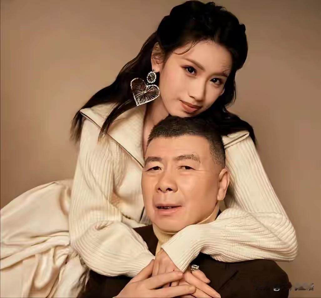 冯小刚和19岁养女徐朵因为亲密道别的画面最近上了热搜。

有网友觉得，孩子已经成