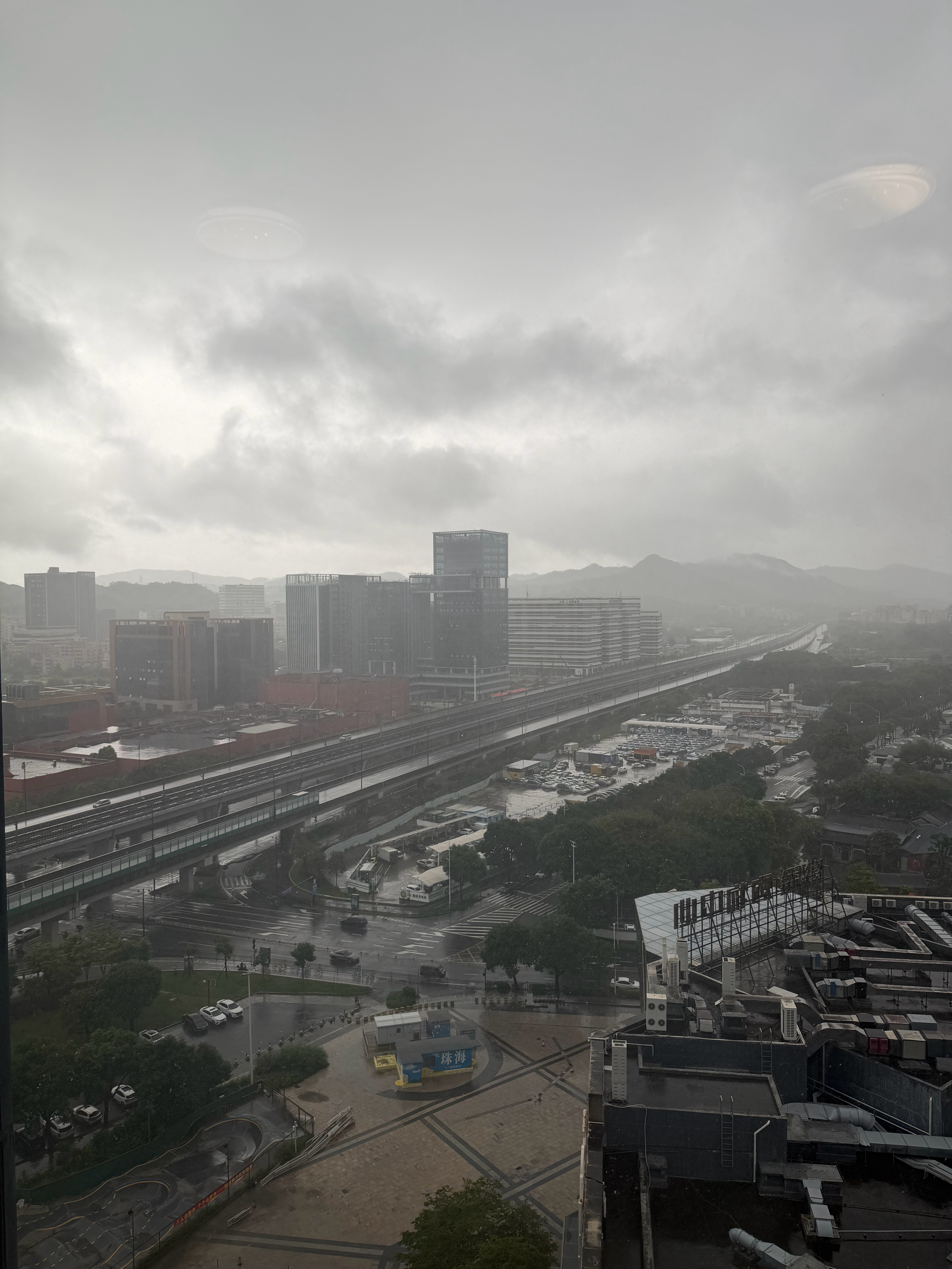 老天爷，你至于吗？我就想取个外景，等了多少天了，不是台风就是暴雨。 