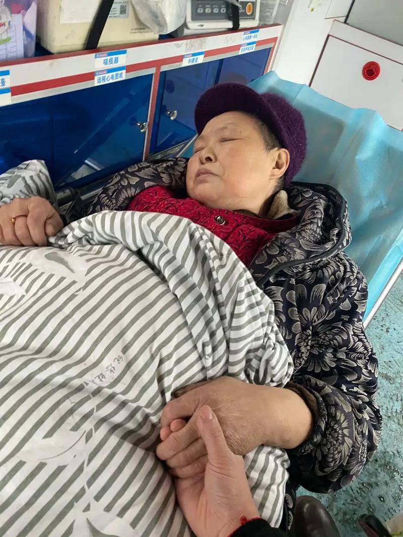 回乡下老家照顾生病的母亲，照顾两个多月，感觉很多事情都很无奈。

1、哥兄弟再多