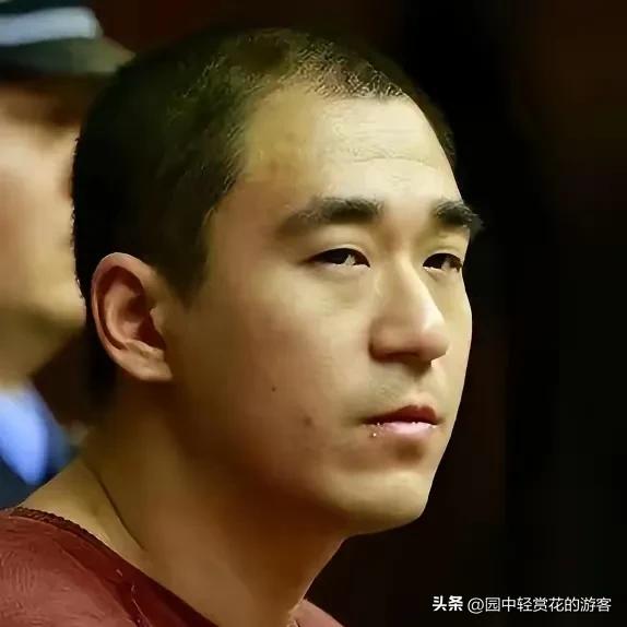 2003年，张国立的儿子张默，在中戏门口殴打女友童瑶，18岁的童瑶被打到跪地求饶