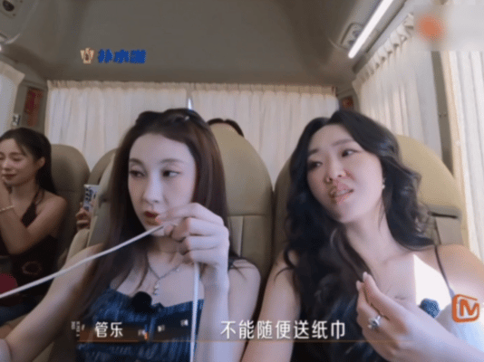 管乐 行走的情话输出机哈哈哈管乐你在哪里学的这么多土味情话啊[流鼻血] 给旁边的