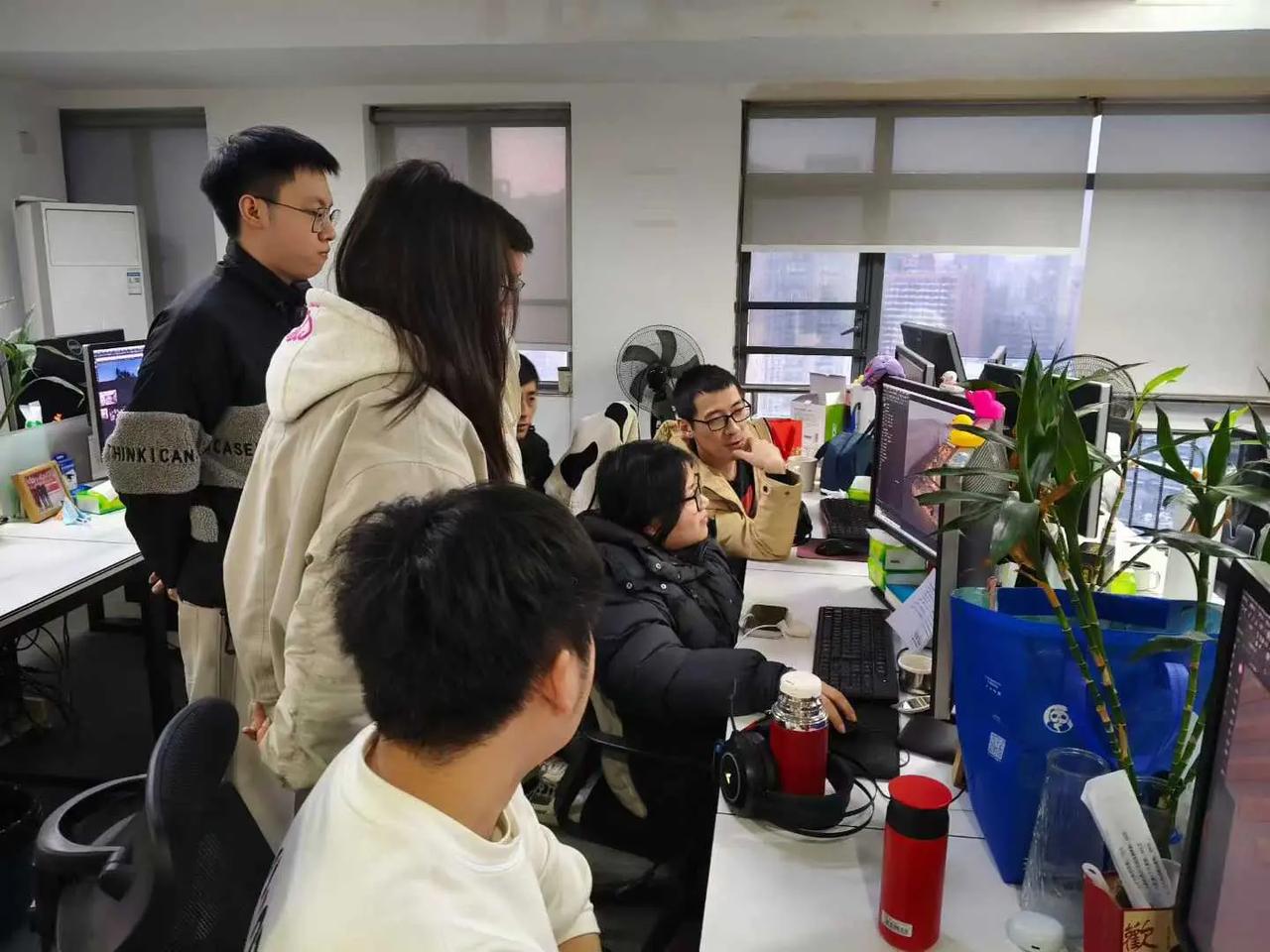 设计师在一起讨论设计方案。摄影日常