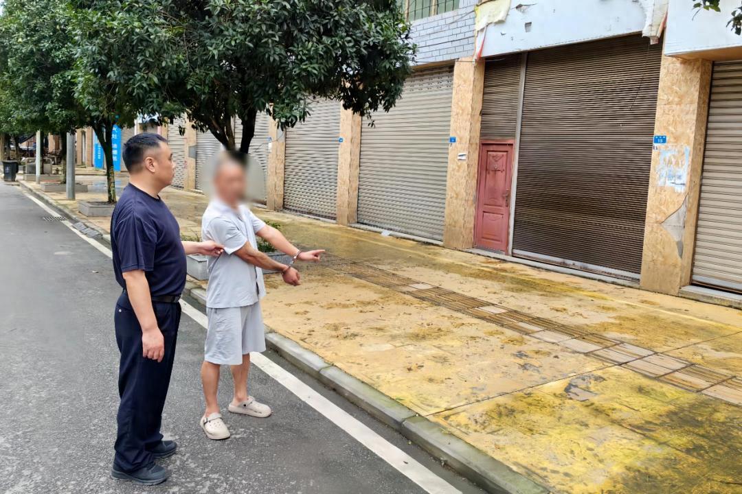 四川，向某某拿一双黑袜子裹着冥币，哄骗赶集的王大爷，把大爷刚取出来的3000元现