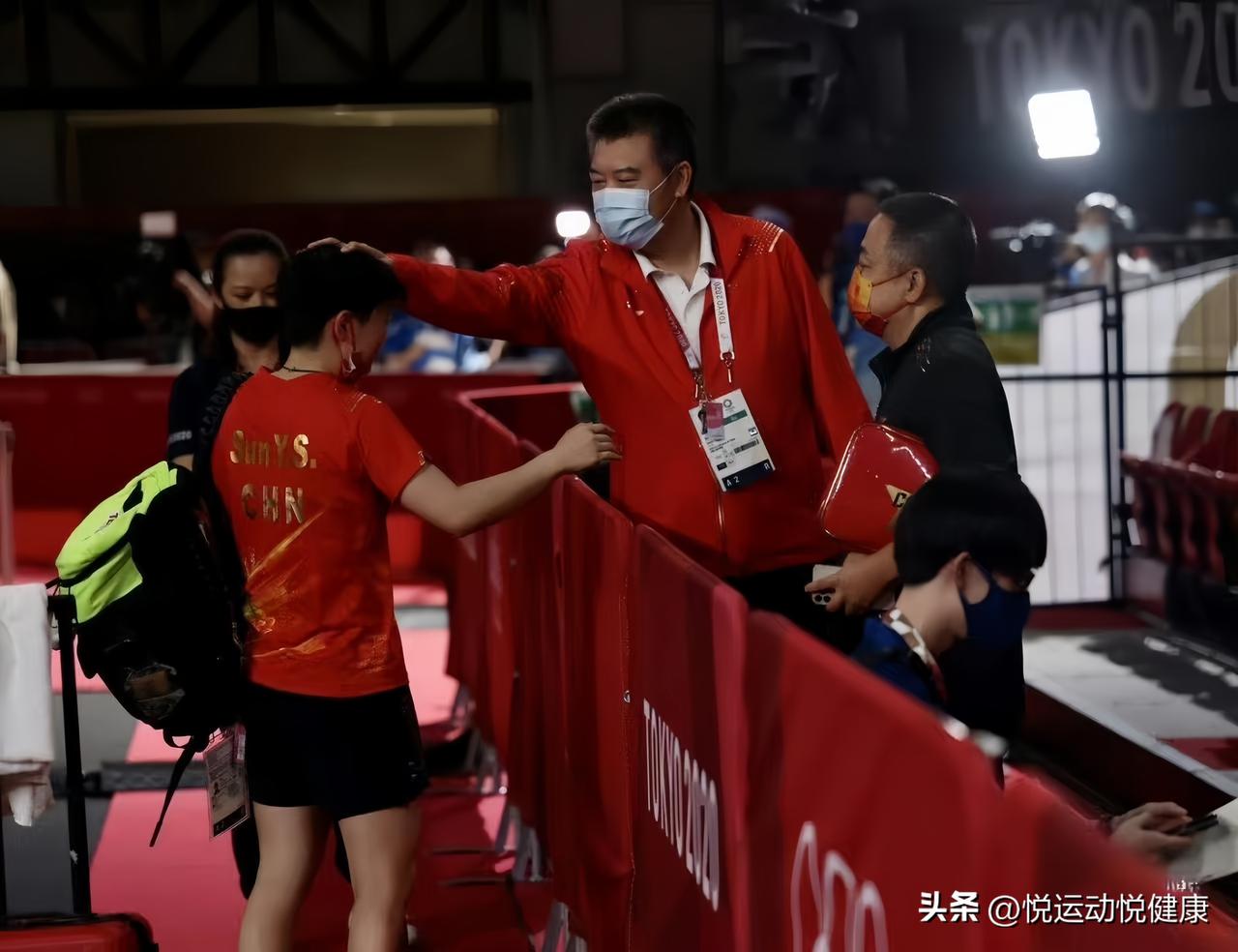 东京奥运会后台，莎莎被李爷爷、刘主席和周到姐围着，细心叮嘱、暖心鼓励。李爷爷满眼