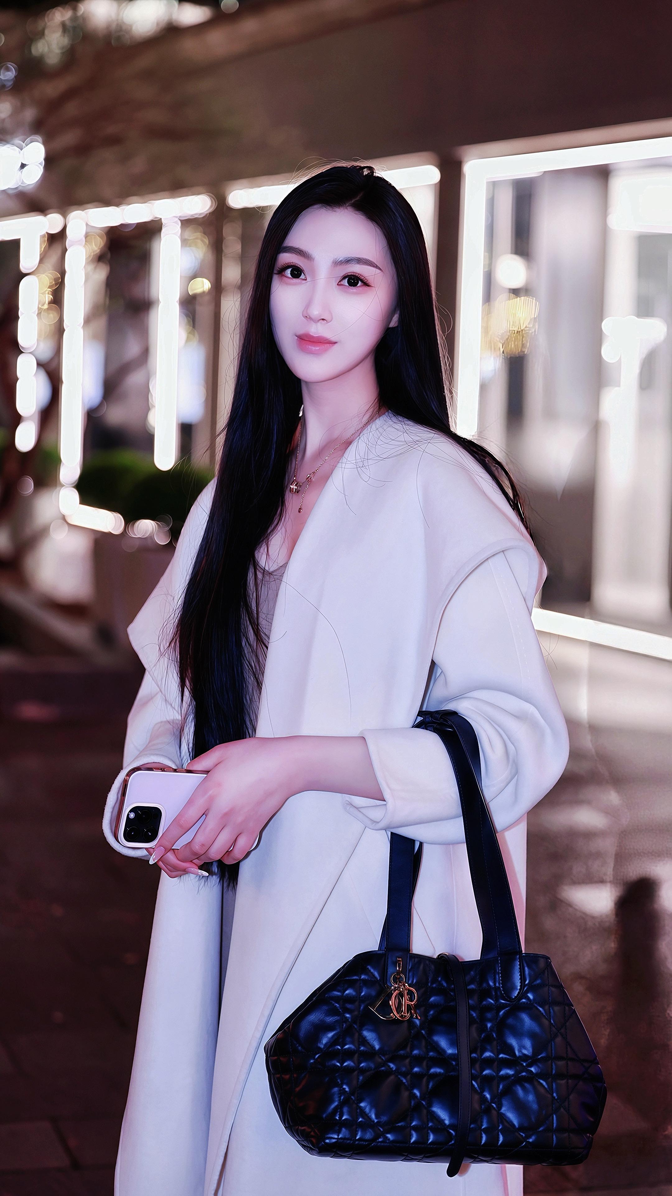 上海街拍｜邹同学。辽宁女孩22岁身高174，上海视觉播音主持专业
